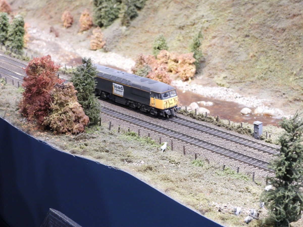 DanSpotter86's tweet photo. MODEL WORLD LIVE PART 3!!!.

Having broken down on multiple occasions heres 00 Gauge Class 56 in Load Haul seen here ar Birmingham NECs @KeyModelWorld. 

#hornby #modelworldlive #00gauge  #modelrailway #BirminghamNEC https://t.co/l67ujZaqbn