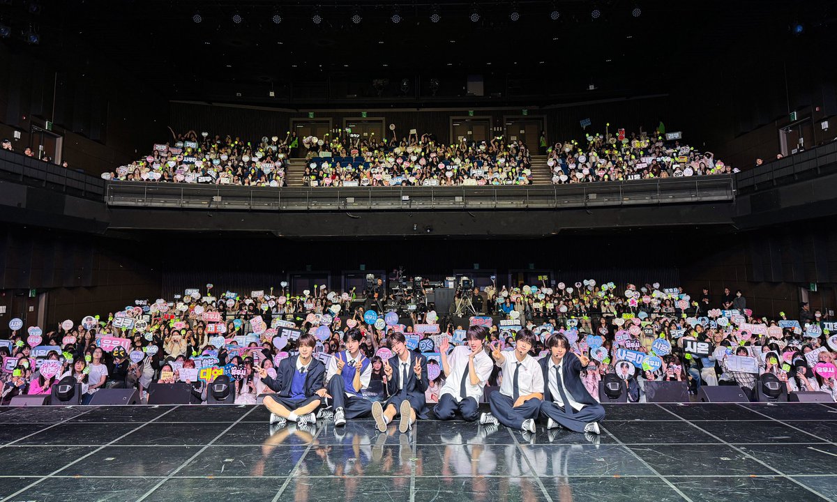 Today is a special day for all of us. We're meeting again at the main show. I just want to say thank you and I love you all 💚🌷.

오늘은 우리 모두에게 특별한 날이에요. 우리는 다시 메인 쇼에서 만나요. 그냥 고맙다고 말하고 싶고, 여러분을 사랑해요 ~
