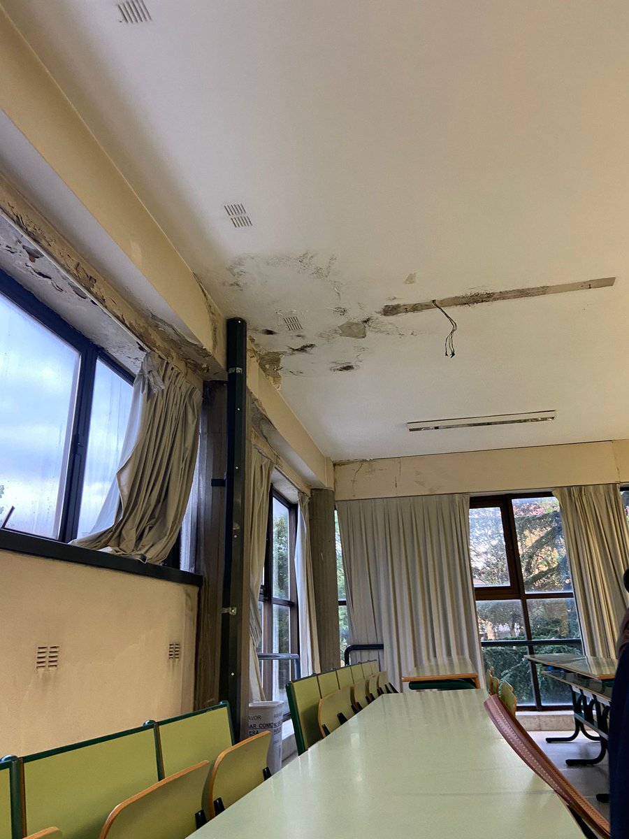 PelayoLacazette's tweet image. Esto  es el estado actual de un aula de la @uniovi_info .  Luego nos preguntamos por qué en Asturias no queda ni el  tato. ¿Dónde van a parar los recursos de UNIOVI? ¿Es admisible un aula  así en una universidad? Mejor imponer el bable y desmontar la Escuela de Minas.