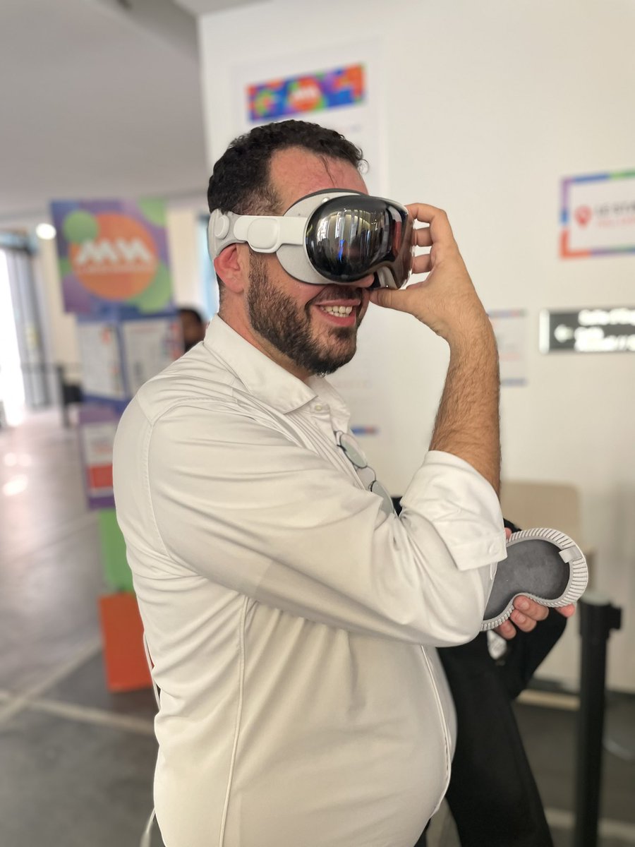 Marc il faut rendre l’Apple vision Pro à Manu !! #applevisionpro #meleenum 
<a href="/manureynaud/">Manu Reynaud 🇺🇦</a> <a href="/msztulman/">Sztulman Marc</a> 

Quelle ambiance ici !!