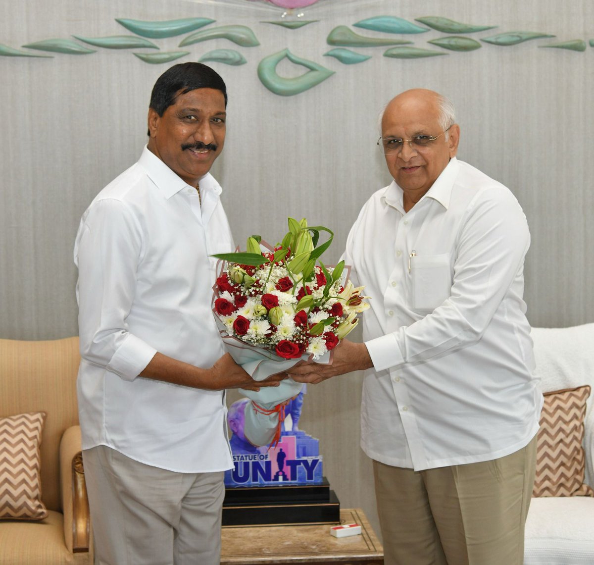 CMOGuj's tweet photo. મુખ્યમંત્રી શ્રી ભૂપેન્દ્રભાઈ પટેલની આંધ્રપ્રદેશના માર્ગ-મકાન અને ઇન્ફ્રાસ્ટ્રક્ચર ડેવલપમેન્ટ મંત્રી શ્રી બી.સી.જનાર્ધન રેડ્ડીના નેતૃત્વમાં ઉચ્ચસ્તરીય ડેલીગેશને શુભેચ્છા મુલાકાત લીધી હતી.

મુખ્યમંત્રીશ્રીના નેતૃત્વમાં રાજ્યમાં રોડ ઇન્ફ્રાસ્ટ્રક્ચર તથા માર્ગના નિર્માણ કાર્યોની પ્રગતિમાં અપનાવવામાં આવેલ નવીન અદ્યતન ટેકનોલોજી અને PPP મોડેલના અભ્યાસ માટે આ ડેલીગેશન ગુજરાતની મુલાકાતે આવેલ છે.

મુખ્યમંત્રીશ્રી સાથેની મુલાકાતમાં ગાંધીનગરનો સ્ટેટ કેપિટલ તરીકે વિકાસ, સ્વર્ણિમ સંકુલનું નિર્માણ, સેન્ટ્રલ વિસ્ટા, મહાત્મા મંદિર, ગાંધીનગર રેલ્વે સ્ટેશન સહિતના વિવિધ પ્રોજેક્ટ્સ બાબતે તેમને માહિતગાર કરવામાં આવ્યા હતા. આ પ્રતિનિધિ મંડળે ગિફ્ટ સિટીની મુલાકાત લઈને ત્યાં નિર્માણાધિન કાર્યો પણ નિહાળ્યા હતા.