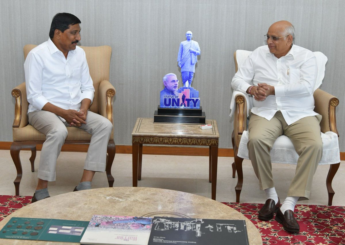 CMOGuj's tweet photo. મુખ્યમંત્રી શ્રી ભૂપેન્દ્રભાઈ પટેલની આંધ્રપ્રદેશના માર્ગ-મકાન અને ઇન્ફ્રાસ્ટ્રક્ચર ડેવલપમેન્ટ મંત્રી શ્રી બી.સી.જનાર્ધન રેડ્ડીના નેતૃત્વમાં ઉચ્ચસ્તરીય ડેલીગેશને શુભેચ્છા મુલાકાત લીધી હતી.

મુખ્યમંત્રીશ્રીના નેતૃત્વમાં રાજ્યમાં રોડ ઇન્ફ્રાસ્ટ્રક્ચર તથા માર્ગના નિર્માણ કાર્યોની પ્રગતિમાં અપનાવવામાં આવેલ નવીન અદ્યતન ટેકનોલોજી અને PPP મોડેલના અભ્યાસ માટે આ ડેલીગેશન ગુજરાતની મુલાકાતે આવેલ છે.

મુખ્યમંત્રીશ્રી સાથેની મુલાકાતમાં ગાંધીનગરનો સ્ટેટ કેપિટલ તરીકે વિકાસ, સ્વર્ણિમ સંકુલનું નિર્માણ, સેન્ટ્રલ વિસ્ટા, મહાત્મા મંદિર, ગાંધીનગર રેલ્વે સ્ટેશન સહિતના વિવિધ પ્રોજેક્ટ્સ બાબતે તેમને માહિતગાર કરવામાં આવ્યા હતા. આ પ્રતિનિધિ મંડળે ગિફ્ટ સિટીની મુલાકાત લઈને ત્યાં નિર્માણાધિન કાર્યો પણ નિહાળ્યા હતા.