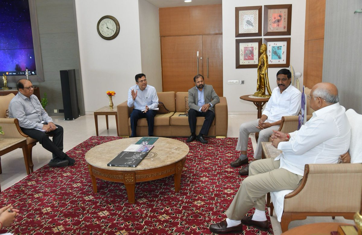 CMOGuj's tweet photo. મુખ્યમંત્રી શ્રી ભૂપેન્દ્રભાઈ પટેલની આંધ્રપ્રદેશના માર્ગ-મકાન અને ઇન્ફ્રાસ્ટ્રક્ચર ડેવલપમેન્ટ મંત્રી શ્રી બી.સી.જનાર્ધન રેડ્ડીના નેતૃત્વમાં ઉચ્ચસ્તરીય ડેલીગેશને શુભેચ્છા મુલાકાત લીધી હતી.

મુખ્યમંત્રીશ્રીના નેતૃત્વમાં રાજ્યમાં રોડ ઇન્ફ્રાસ્ટ્રક્ચર તથા માર્ગના નિર્માણ કાર્યોની પ્રગતિમાં અપનાવવામાં આવેલ નવીન અદ્યતન ટેકનોલોજી અને PPP મોડેલના અભ્યાસ માટે આ ડેલીગેશન ગુજરાતની મુલાકાતે આવેલ છે.

મુખ્યમંત્રીશ્રી સાથેની મુલાકાતમાં ગાંધીનગરનો સ્ટેટ કેપિટલ તરીકે વિકાસ, સ્વર્ણિમ સંકુલનું નિર્માણ, સેન્ટ્રલ વિસ્ટા, મહાત્મા મંદિર, ગાંધીનગર રેલ્વે સ્ટેશન સહિતના વિવિધ પ્રોજેક્ટ્સ બાબતે તેમને માહિતગાર કરવામાં આવ્યા હતા. આ પ્રતિનિધિ મંડળે ગિફ્ટ સિટીની મુલાકાત લઈને ત્યાં નિર્માણાધિન કાર્યો પણ નિહાળ્યા હતા.