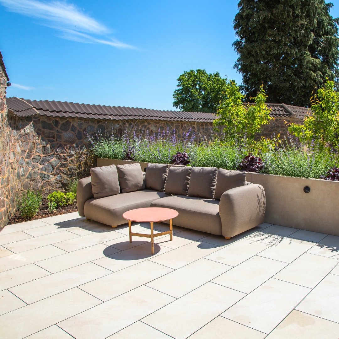 LeicsGardens's tweet photo. Your new favourite spot to unwind is just outside your door. 💚

#outdoorliving #gardendesign #gardeninspiration #gardenideas #patiodesign #moderngarden #gardendesigncompany https://t.co/ZXzQDLqlOP