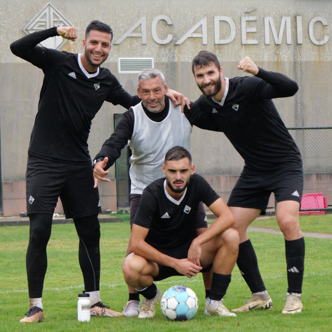 Treinos 𝒊𝒏𝒕𝒆𝒏𝒔𝒐𝒔 para situações 𝒊𝒏𝒕𝒆𝒏𝒔𝒂𝒔 💪🏽

Os vencedores no treino de hoje! 🏆

A preparar o regresso do #purofutebol! 🖤🤍

#PorCoimbra