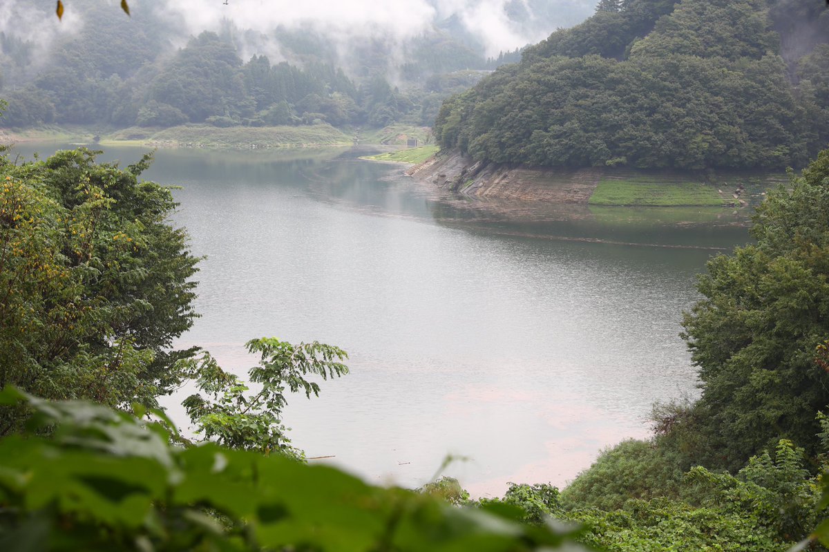 httpwildjupiter's tweet image. この前テレビでやっていて行ってみたいと思う場所に行って来た　
車がすれ違えないような山道を抜けて
群馬県みどり市のけさかけ橋と橋から見える小中大滝　ついでに草木ダムにも寄り道
この吊り橋は前に立つと思わず足がすくむ程の傾斜　滑り台よりキツイかも