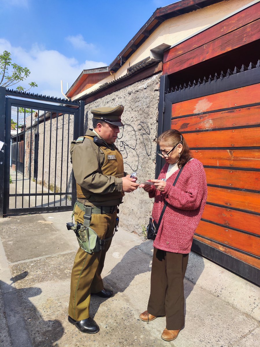 CarabPrefCord's tweet photo. #PuenteAlto @CarabMicc de la 66 Com. #bajosdemena realizan entrega de folleteria a los vecinos de la población La Mamiña I y II, relacionada a la difusión de números del #PlanCuadrante instando a los vecinos a denunciar todo hecho delictual. 
#LaPrevenciónEsNuestraEsencia https://t.co/WbrmTOTT1L