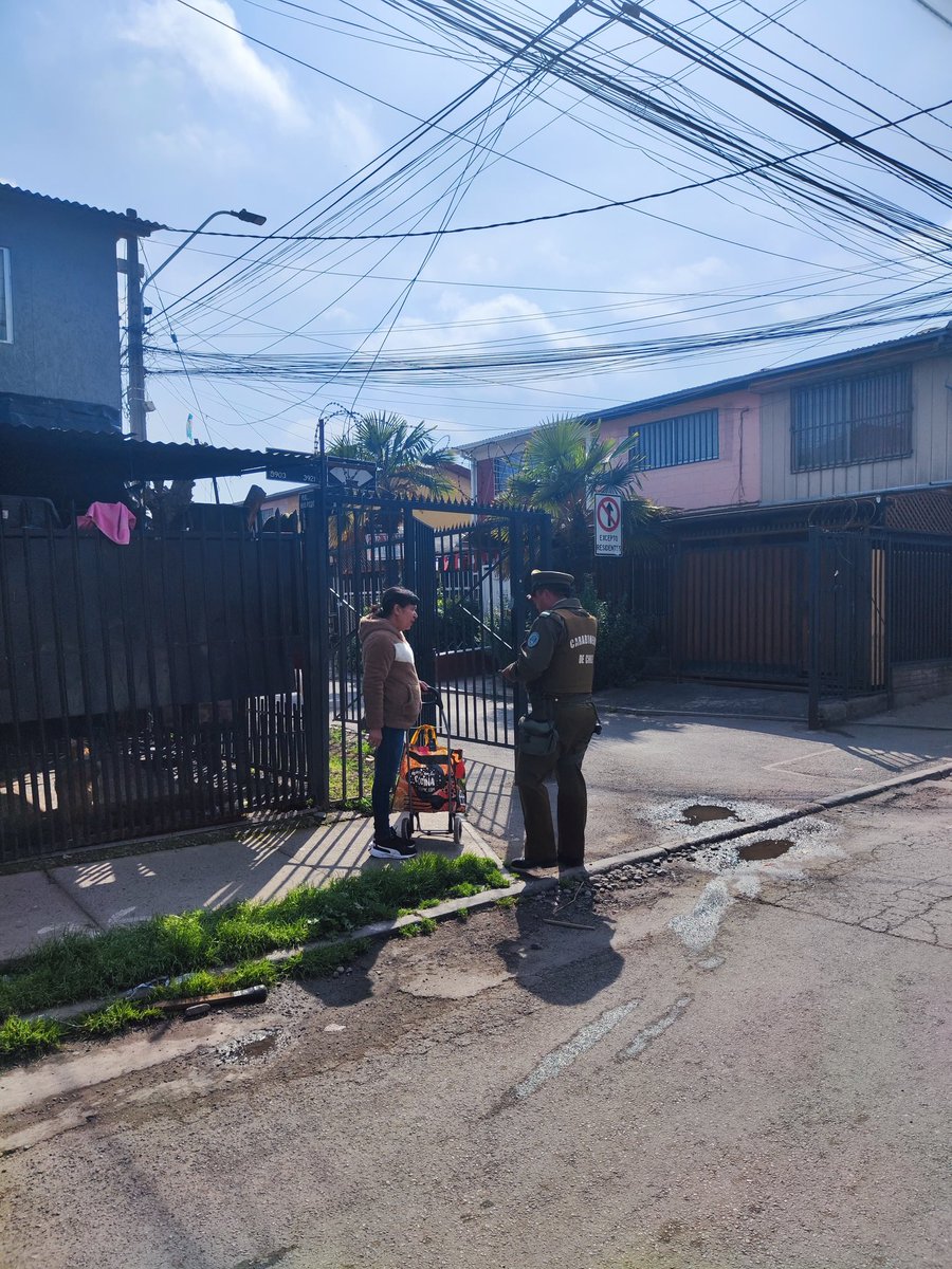 CarabPrefCord's tweet photo. #PuenteAlto @CarabMicc de la 66 Com. #bajosdemena realizan entrega de folleteria a los vecinos de la población La Mamiña I y II, relacionada a la difusión de números del #PlanCuadrante instando a los vecinos a denunciar todo hecho delictual. 
#LaPrevenciónEsNuestraEsencia https://t.co/WbrmTOTT1L