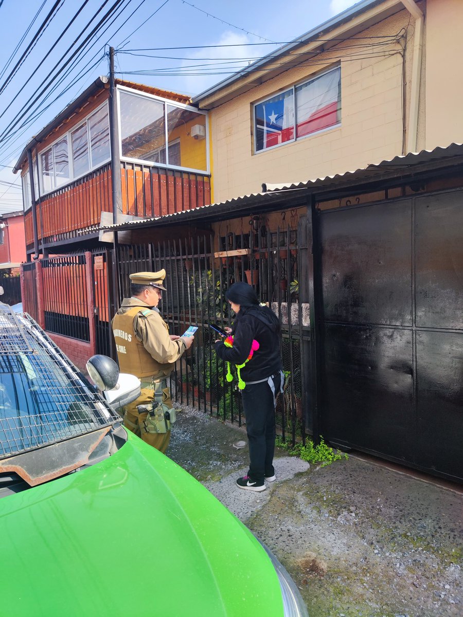 CarabPrefCord's tweet photo. #PuenteAlto @CarabMicc de la 66 Com. #bajosdemena realizan entrega de folleteria a los vecinos de la población La Mamiña I y II, relacionada a la difusión de números del #PlanCuadrante instando a los vecinos a denunciar todo hecho delictual. 
#LaPrevenciónEsNuestraEsencia https://t.co/WbrmTOTT1L