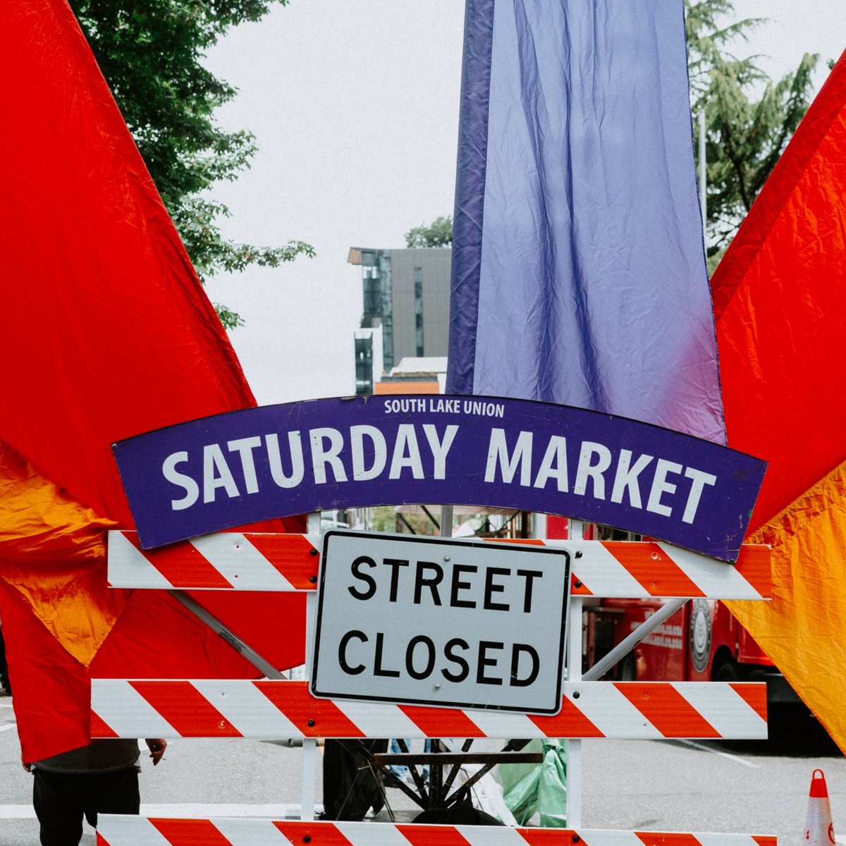 southlakeunion's tweet image. It’s the last #SLUSaturdayMarket of the year! 🌿 Don’t miss out on the Urban Plant pop-up and all the local goods this weekend, next to Denny Park, from 11 AM to 4 PM. Perfect for a weekend stroll with fresh finds and greenery. See you there! bit.ly/4dgjXep