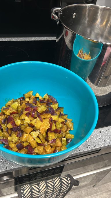 My evening session just cancelled so home to make these plums into chutney and maybe a plum jam / crumble<a href="/tag/wholesome"class="tags"><span>#wholesome</span></a>