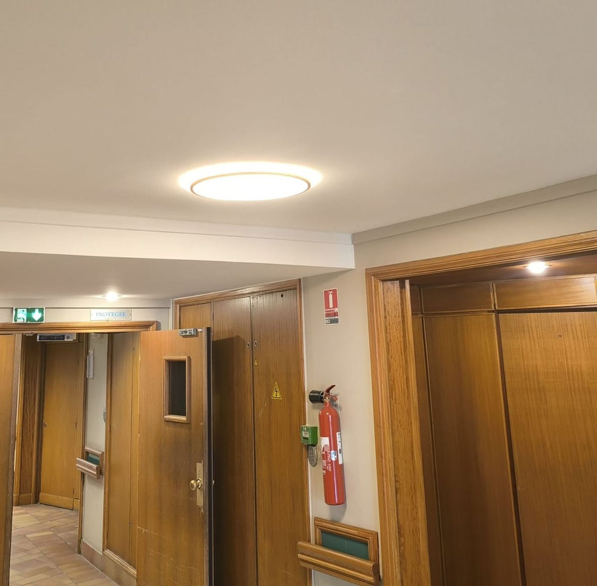 PRECISIONLEDfra's tweet photo. Installation de nouvelles solutions d’éclairage LED dans un EHPAD du Douaisis : dalles LED, luminaires suspendus et appliques murales pour un environnement plus apaisant et des économies d'énergie

+ d'infos  : https://t.co/98vGaOXWns

#EclairageLED #economiesdenergie #EPHAD https://t.co/VeEn7Wk9ps