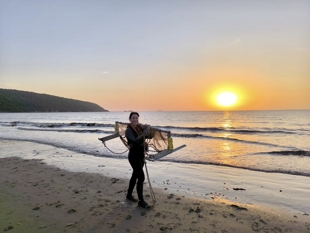 marion_ldp's tweet photo. My second PhD field expedition was a success, with stunning sunsets, plenty of juvenile fish (although not as many sole as expected 🤔), and amazing students. Thanks to @benciotti, @DevonSevernIFCA ,  @PlymBioMarSci and @ARIES_DTP for their support 🐟 Now, off on holidays ! https://t.co/fzN6k2RctQ