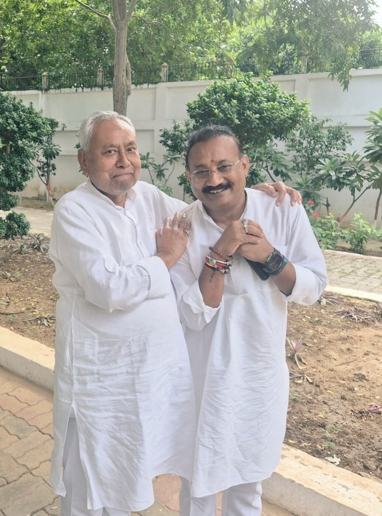 Journo_vivek's tweet image. अशोक चौधरी @AshokChoudhaary जी ने ट्विटर पर लिखा &apos;छोड़ दीजिए&apos;। मीडिया वालों ने उसी को &apos;पकड़ लिया&apos;। 😃
#BiharPolitics #Bihar #Ashokchoudhary