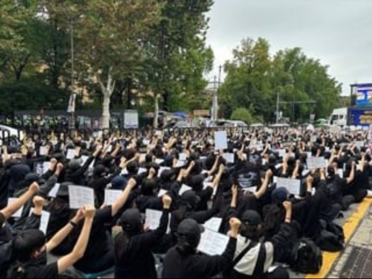 500 registered and 6000 ended up showing up to protest, fighting for the Korean women's rights and against sexual abuse