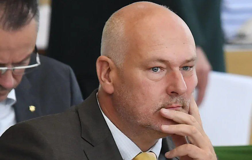 grntmedia's tweet photo. Німецький депутат від ультраправої партії AfD Йорг Дорнау використовує працю політв'язнів на своєму білоруському підприємстві.

Про це розповів чоловік, якого затримали у лютому 2024 року на 15 діб за лайк у соцмережах. За його словами, між білоруським Центром ізоляції правопорушників і підприємством депутата було підписано угоду. Відтак політв'язням платять €5 в день, а їхню роботу перевіряє сам Дорнау.

ЗМІ з'ясували, що депутат є власником компанії «Цибулька-Бел». Затриманий раніше чоловік сказав, що підписав договір підряду, після чого «в темному холодному підвалі» перебирав цибулю від ранку до 6 вечора.

Джерело - https://t.co/0rFFj5tnMu