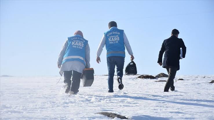 Huseynehb's tweet photo. hastane yükünü hafifletmek için kurulan evde sağlık hizmetleri ve bu iş için yetiştirilmiş evde hasta bakımı teknikerleri  sahadaki evde bakım kadrosunun da yükünü hafifletmek için adil dağılımlı 3000 kadro istiyor 
@drmemisoglu 
@saglikbakanligi
#EvdeHastaBakıma3binkadro https://t.co/dBNQrK4r6b
