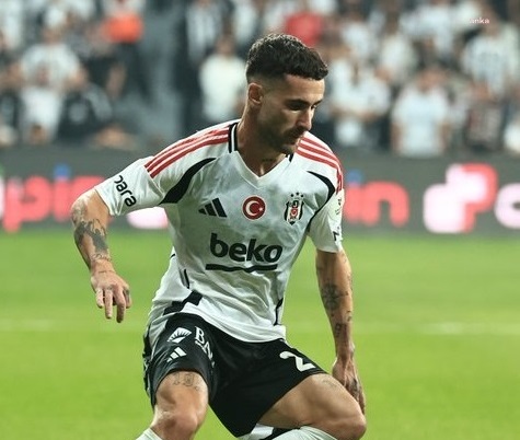 forzabesiktas's tweet photo. ‘Durduramayacaksınız’

Beşinci maçını oynamasına rağmen Silva’ya yapılan faullerle iki kırmızı ve üç sarı kart çıktı. Rafa Silva, 5 maçta 3 kez ciddi sakatlık yaşayabileceği sert müdahalelere maruz kaldı. Bunların ikisinde VAR'dan kırmızı kart çıktı.

''Olayın topla alakası yok. Rakip oyuncu, direkt olarak oyuncumuza tekme atıyor. Allah korusun Rafa Silva’nın ayağı yerde olsa kırılabilirdi. Hakemin direkt kırmızı göstermesi gerekiyordu. Nihayet aylar sonra VAR lehimize doğru bir karar verdi. Teşekkür ediyoruz. Doğru görmüşler. Direkt kırmızı olması gereken hareketi VAR düzeltti.'
Feyyaz Uçar

"Rahatsız edilmek istemeyen kimseyi rahatsız etmeyecek. 'Türkiye Ligi'nde böyle yaparlar' diyenler insan değilsiniz." Ali Ece

Türk futbolu Rafa Silva gibi futbolu güzelleştiren oyuncuları durdurmak için kasıtlı faullere başvuran oyunculara gereken cezaları hakemler vermediği müddetçe gelişmez. Zorbay Küçük Shelvey’in Rafa Silva’ya arkadan attığı tekneyle indirmesine rağmen avantajı oynattığı için sarıyı es geçti. Pozisyon bitimi dönüp kartını göstermedi. Futbolu çirkinleştirenler yine hakemler tarafından ödüllendirildi. Fatih Doğan

Rafa Silva'ya atılan tekmeleri yan yana dizin, Utanmaz boynunuza kolye diye asın.... Resmini çekin... Sonra o resmi alın utanmazlık vesikası olarak duvarınıza asın... Alen Markaryan

"Rafa Silva'nın oyun IQ'su net bir şekilde Süper Lig'in üzerinde, rakipleri de onun oyun IQ'sunun altında kaldığı için acımasız fauller yapıyor. Sakatlanmadan devam etmesini Allah'ın bir lütfu olarak görüyorum.” Gökmen Özcan

"Hakemler yakında önlem almazsa, Rafa Silva'yı durdurmak için kahveden adam toplayacaklar."
Serdar Sarıdağ

“Rafa Silva'nın futbol hayatını bitirmeye yönelik tekmeler var! Rafa Silva, oynadığı futbolla durdurulması zor bir oyuncu. Onu böyle mi durduracaksınız?” Kartal Yiğit

"Rafa Silva'ya öyle bir taban attılar ki 1 sezon oynamayabilirdi. Onu izlemek isteyen bizlere yazık olmayacak mıydı? Hakem olarak bu oyuncuları koruyacaksınız. Bu pozisyonları göreceksiniz! Allah'tan bacağı havadaydı da kırılmadı."
Rafa Silva iyi ve kaliteli bir oyuncu. Silva'yı götürmek için uğraştılar ve Silva'ya öyle bir taban attılar ki bir sezon oynamayabilirdi. Erman Toroğlu

"Rafa Silva sana çalım atınca, dünyanın sonu gelmiyor savunmacı kardeşim. Oyun bu. Çare vurmak olmamalı.." Fırat Günayer

"Hakemler korkmayın! Rafa Silva'ya atılan tekmeleri durdurun! Bu Rafa Silva'yı katlediyorlar. Bu tekmelerin savcılığa falan gitmesi lazım. Rafa Silva'yı koruyalım." Sinan Engin

“Rafa Silva’ya Kasti Faullerde 4-5 Maç Ceza Verilmeli” Nihat Kahveci

Rafa Silva’ya gaddarca vuruyorlar, aldığı bütün temaslar arkadan. Reha Kapsal

“Rafa Silva'nın yediği tekmelerin hiçbirisi cepheden değil. Ya yandan, ya da arkadan ve hep sert fauller. Ne yaptı bu adam size? Gayet efendi, işini yapan bir profesyonel. Sakatlanırsa rahatlayacak mısınız?” Ergin Aslan

"Rafa Silva'ya atılan tekmeler ne zaman bitecek merak ediyoruz. Kırmızı kart çözüm değil. Bu adamın futbol hayatı bitecekse biz ne yapacağız, ciddi bir yatırım yaptık. Her maç tekme yiyor bu adam…”
Feyyaz Uçar

“Ne pahasına olursa olsun seni koruyacağız”