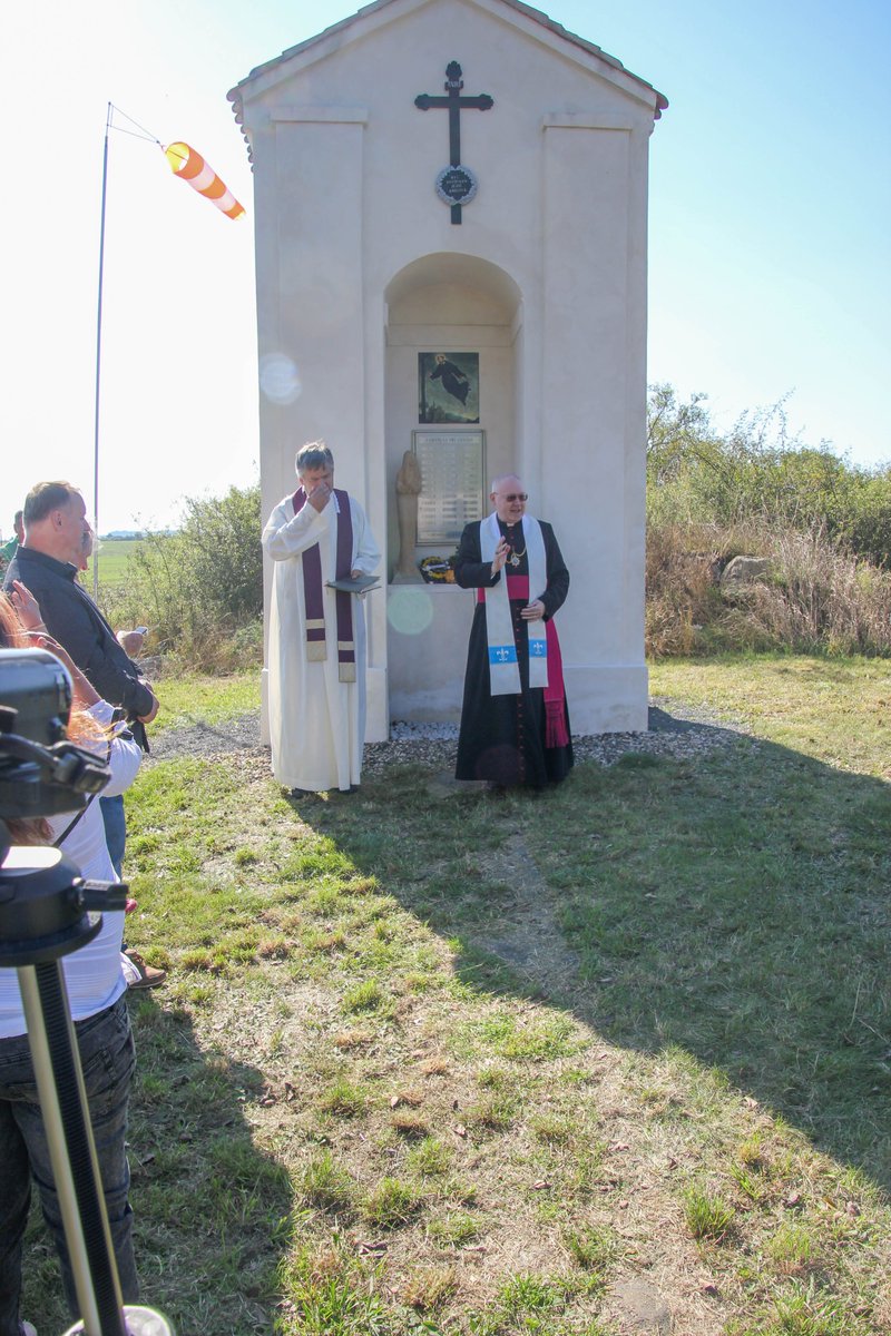 dltm_cz's tweet photo. Bohoslužba slova za oběti leteckých neštěstí s oslavou již pátého výročí posvěcení výklenkové kaple sv. Josefa Kopertinského se konala v sobotu 21. září v Malém Hrádku u Rané.. https://t.co/QsLJWuZBPU https://t.co/KbNUKX7uTl