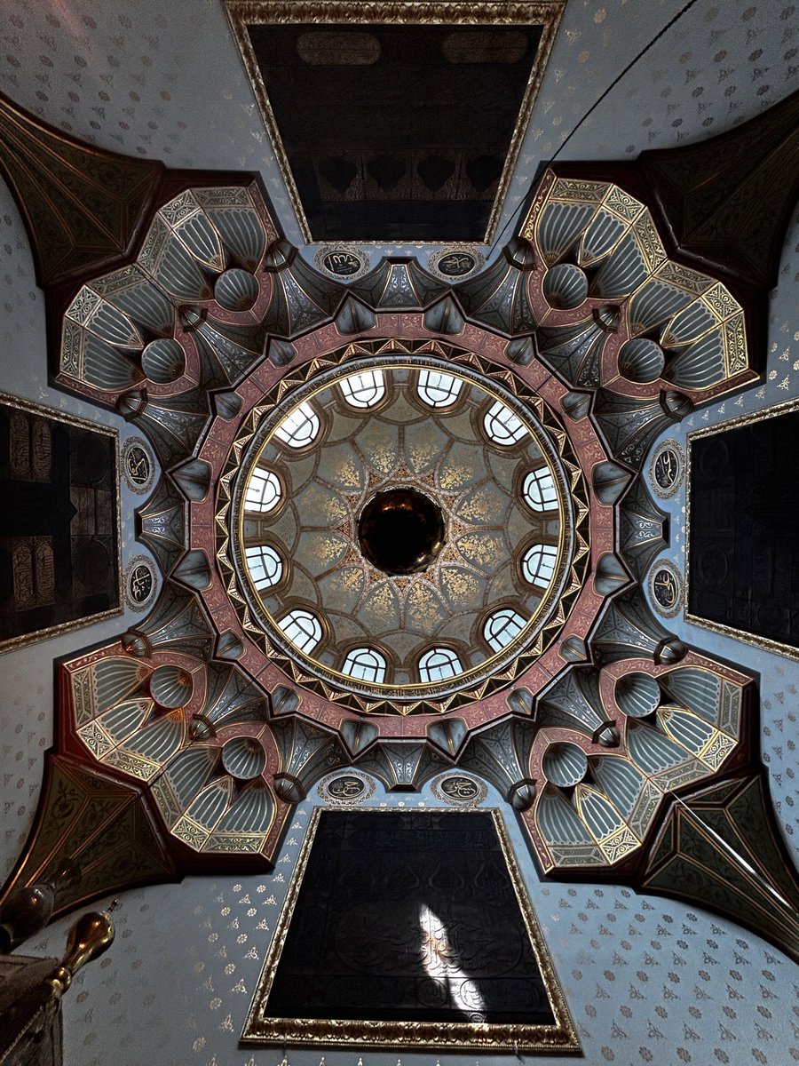 furkanbekaar's tweet photo. Osmanlı kubbe mimarisinin en özel örneği. Mukaddes Emanetler Dairesi’nde yer alan Has Oda’nın Kubbesi ✨ https://t.co/hl3w8oC6b2