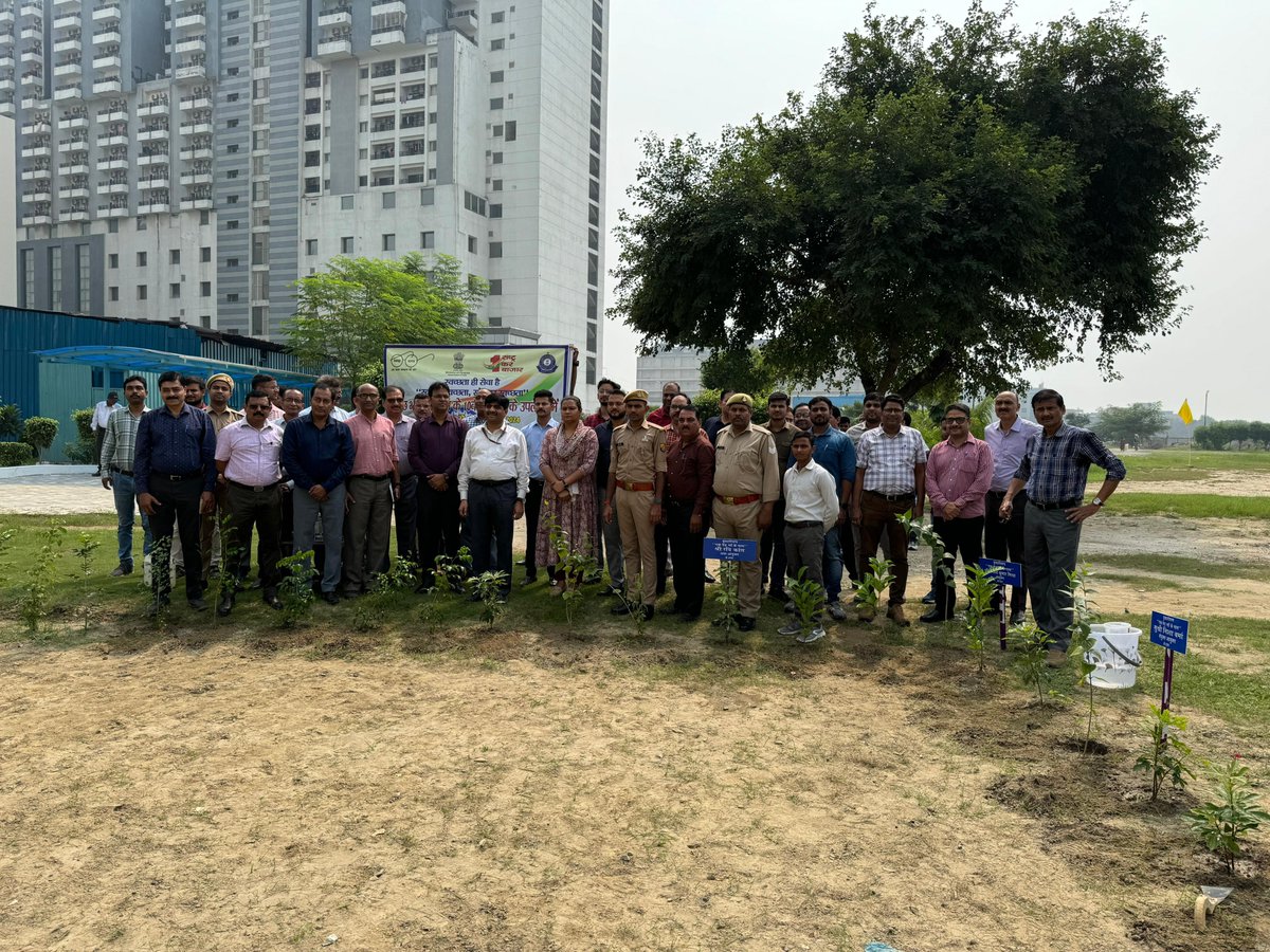 “स्वच्छता ही सेवा- 2024” के अन्तर्गत आज दिनांक 24.09.2024 को गौतम बुद्ध नगर आयुक्तालय द्वारा अपने  परिसर में वृक्षारोपण कार्यक्रम का आयोजन हुआ। इस कार्यक्रम में श्री संजीव कुमार मिश्रा,  आयुक्त महोदय सहित सभी अधिकारियों तथा कर्मचारियों तथा अन्य लोगों की भी सहभागिता रहीI