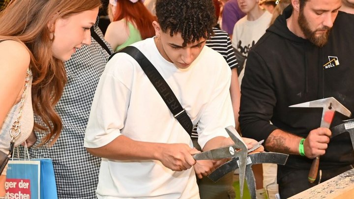 Handwerkliche Berufe in der "Erlebniswelt Handwerk" ausprobieren stuzubi.de/messen/duessel…  Nicht alle Schülerinnen und  Schüler – vor allem an Gymnasien und Gesamtschulen – haben das Handwerk  bei ihrer Berufsorientierung auf dem Schirm.  shorturl.at/EKEJq