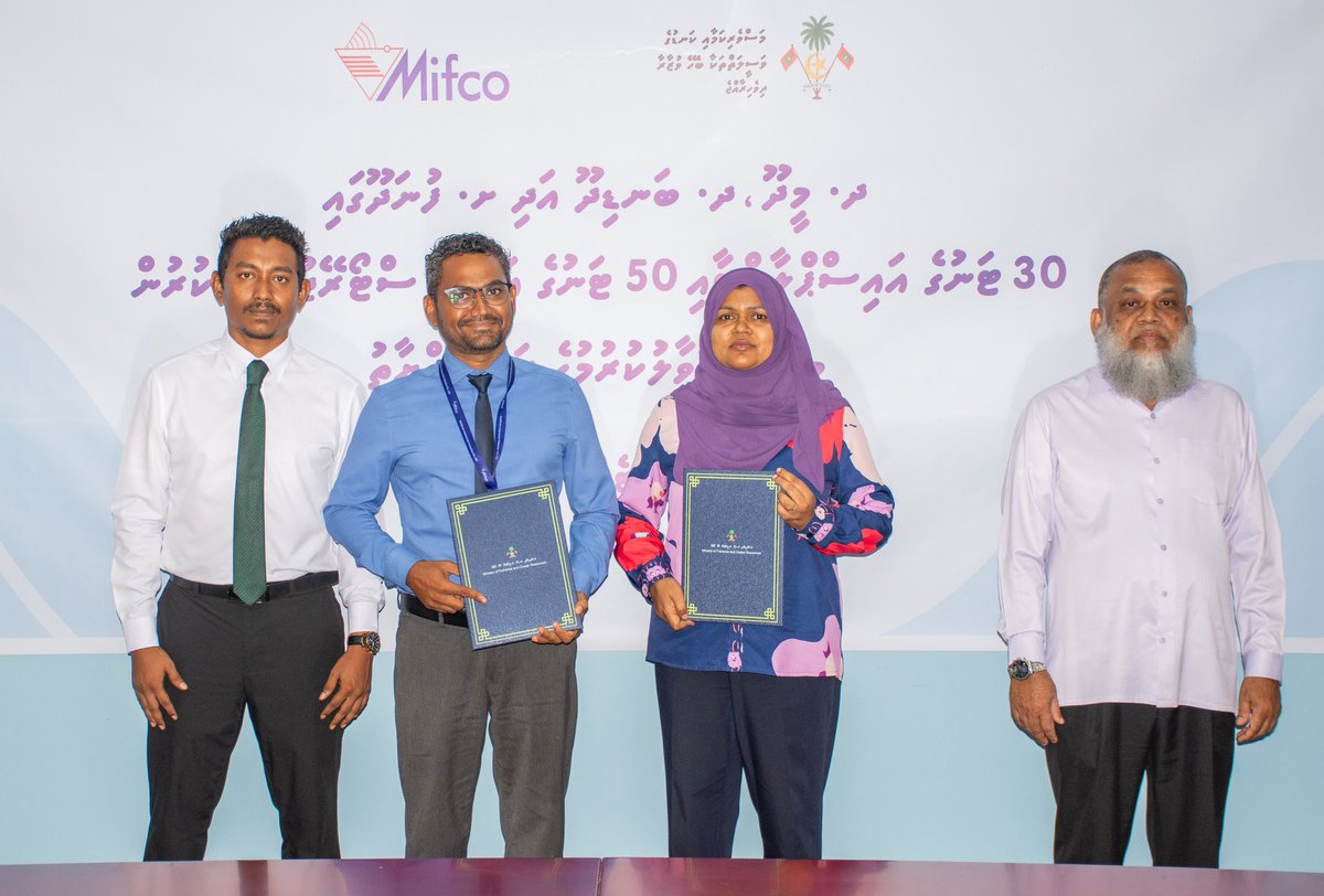 Mamdooh_Yoonus's tweet photo. ٱلْحَمْدُ لِلَّٰهِ

ފުނަދޫގައި 30 ޓަނުގެ އައިސް ޕްލާންޓާއި 50 ޓަނުގެ އައިސް ސްޓޯރޭޖް އެޅުމަށް މިއަދުވަނީ ސޮއި ކުރެވިފައި.

މިއީ މުޅި ފުނަދޫ ދާއިރާއަށް، އަދި ޖުމުލަކޮށް މުޅި ށަވިޔަނި އަތޮޅަށް މިކަމުގެ ނަފާ މަންފާ ކުރާނެކަމެއް. ޚާއްސަކޮށް މަސްވެރީންނަށް މިއީ އުފާވެރި ޚަބަރަކަށް ވެގެންދާނެ.

ރަޢީސް @MMuizzu ގެ މެނިފެސްޓޯއާއި އެއްގޮތަށް، ސިންދަފާތު ކުރެވިގެން މިދާ އިޤްތިސާދާއެކު، ދިވެހީން ބޭނުންވާ ހަގީގީ މަންޒިލަށް ވާސިލްވެވޭނޭކަމާމެދު ކުޑަވެސް ޝައްކެއް ނެތް.

ރަޢީސް މުޢިއްޒުގެ އިރުޝާދުފުޅާ އެއްގޮތަށް، މަސްވެރީންގެ ކަންކަން ތަރުތީބު ކުރައްވާ، މަސްވެރީންނަށް އެންމެ ފައިދާ ހުރި މަގަށް ކަންކަން ތަރުތީބު ކުރެއްވުމުގައި ވަޒީރު @Shiyamaldives ކުރައްވަވަމުން ގެންދަވާ އަގުހުރި، ބުރަ މަސައްކަތް ފާހަގަ ކުރަން.