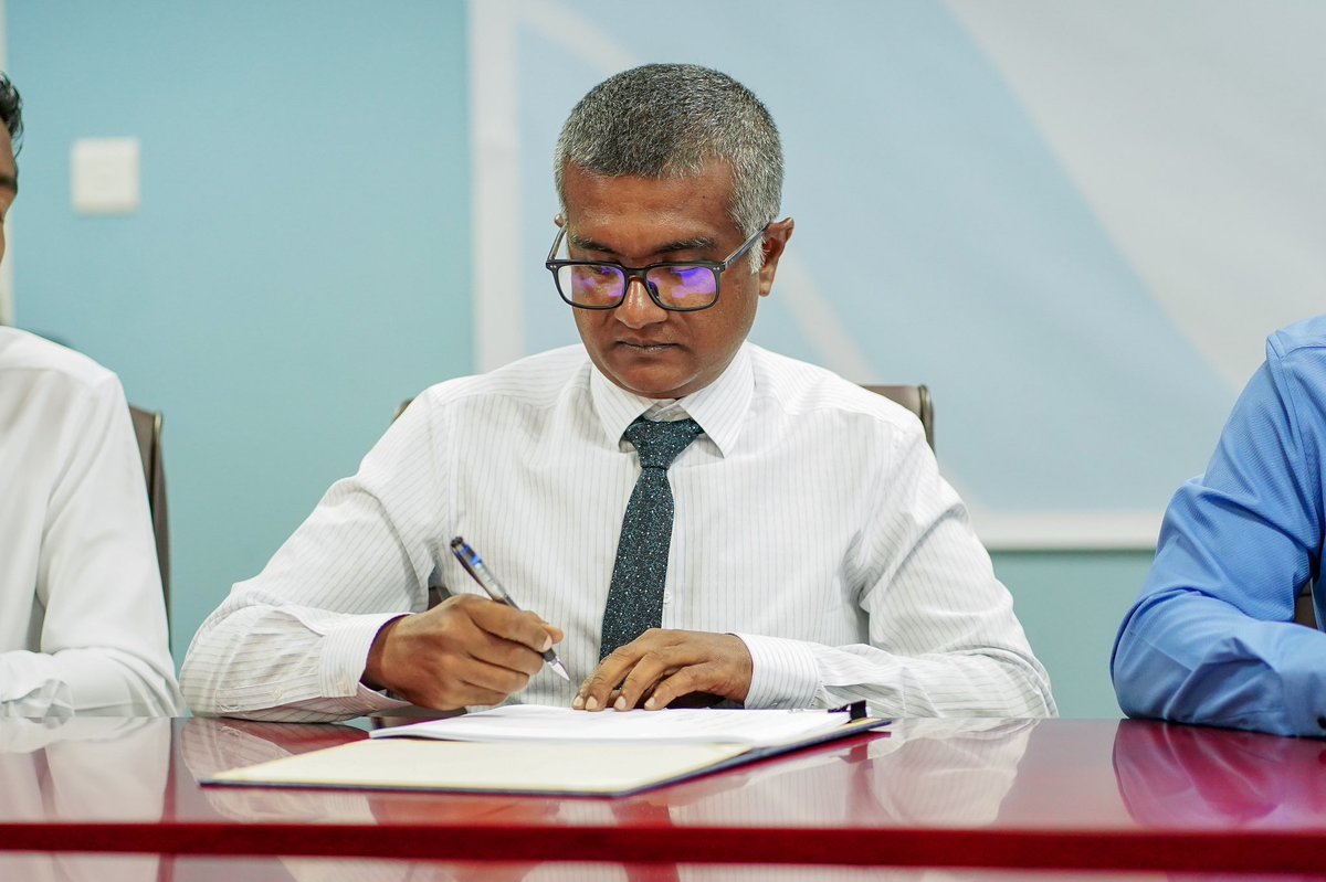 Mamdooh_Yoonus's tweet photo. ٱلْحَمْدُ لِلَّٰهِ

ފުނަދޫގައި 30 ޓަނުގެ އައިސް ޕްލާންޓާއި 50 ޓަނުގެ އައިސް ސްޓޯރޭޖް އެޅުމަށް މިއަދުވަނީ ސޮއި ކުރެވިފައި.

މިއީ މުޅި ފުނަދޫ ދާއިރާއަށް، އަދި ޖުމުލަކޮށް މުޅި ށަވިޔަނި އަތޮޅަށް މިކަމުގެ ނަފާ މަންފާ ކުރާނެކަމެއް. ޚާއްސަކޮށް މަސްވެރީންނަށް މިއީ އުފާވެރި ޚަބަރަކަށް ވެގެންދާނެ.

ރަޢީސް @MMuizzu ގެ މެނިފެސްޓޯއާއި އެއްގޮތަށް، ސިންދަފާތު ކުރެވިގެން މިދާ އިޤްތިސާދާއެކު، ދިވެހީން ބޭނުންވާ ހަގީގީ މަންޒިލަށް ވާސިލްވެވޭނޭކަމާމެދު ކުޑަވެސް ޝައްކެއް ނެތް.

ރަޢީސް މުޢިއްޒުގެ އިރުޝާދުފުޅާ އެއްގޮތަށް، މަސްވެރީންގެ ކަންކަން ތަރުތީބު ކުރައްވާ، މަސްވެރީންނަށް އެންމެ ފައިދާ ހުރި މަގަށް ކަންކަން ތަރުތީބު ކުރެއްވުމުގައި ވަޒީރު @Shiyamaldives ކުރައްވަވަމުން ގެންދަވާ އަގުހުރި، ބުރަ މަސައްކަތް ފާހަގަ ކުރަން.