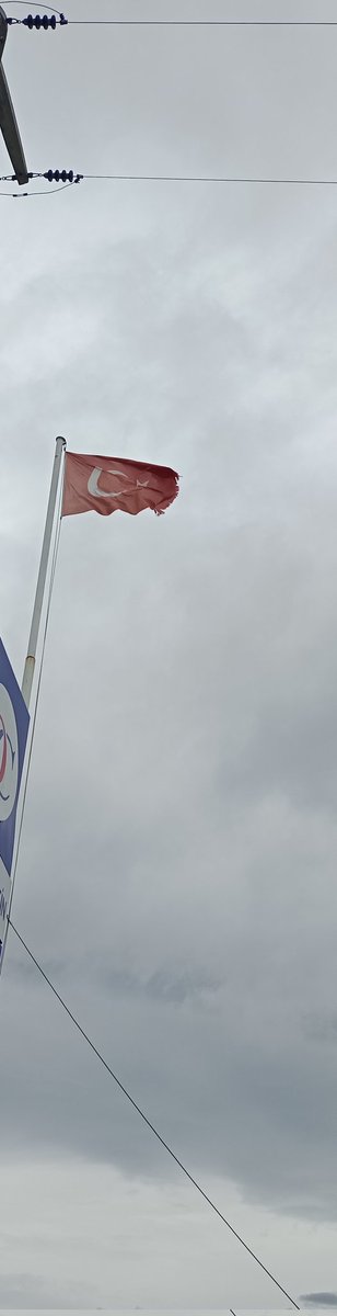 Dün mola için durdugum benzin istasyonunun bayrağı. 
Rica ediyorum şanlı TÜRK BAYRAĞIMIZ bu şekilde yıpranmış halde olmasın.