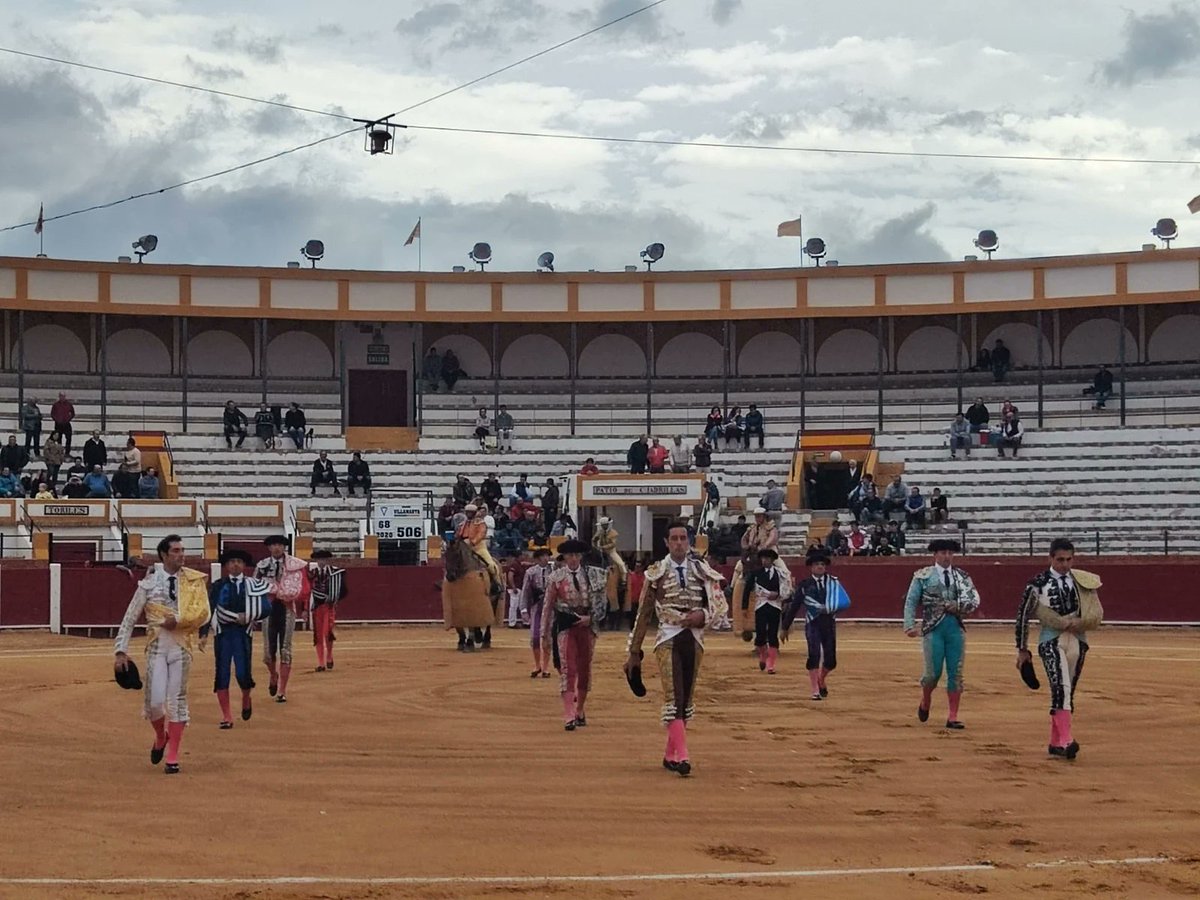 ruben_prz's tweet image. FRACASO con mayúsculas para la última corrida de #Teruel.

El Ayuntamiento se gasta MILES de € en esto.