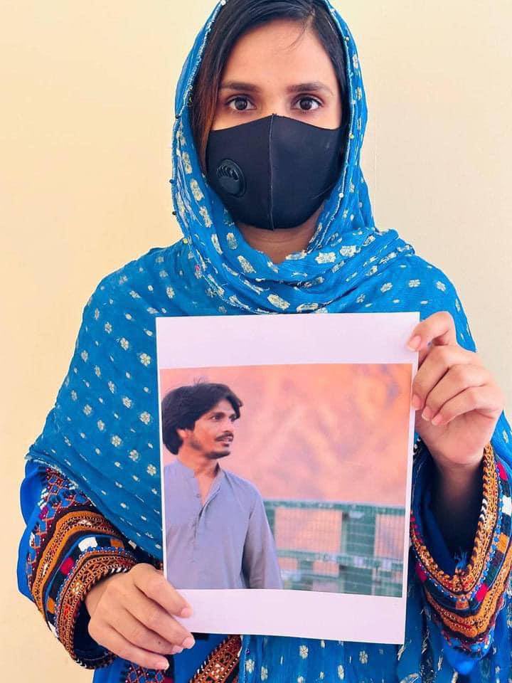 میرے بھائی راشد حسین کی جبری گمشدگی کو چھ سال مکمل ہونے کو ہے ان چھ سالوں میں ہم نے انصاف کے تمام دروازے کھٹکھٹائے بجائے انصاف کے ہمیں دھتکارا گیا۔ اپنے بھائی کی بازیابی کے لئے ہر فورم پر آواز اُٹھاؤنگی جب تک پاکستان یے قبول نہیں کرتا کہ میرا بھائی انکے قید میں بند ہے۔