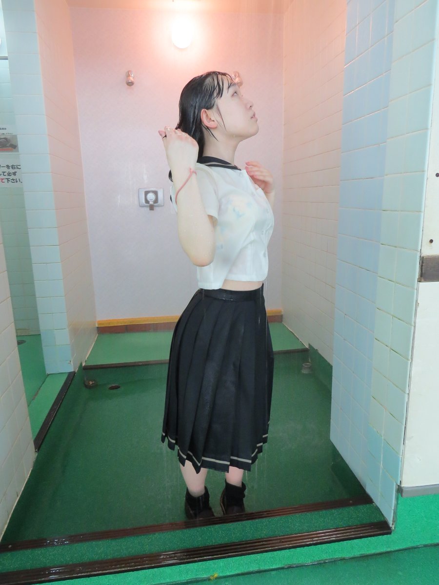 HGcCZRHy3pvENSq's tweet photo. 明日は９月最後の配信更新日です💻
季節も変わり内容もプール開きの本音からはりきり母校取材です🏫
プールの水の色が変わる前に夏服でもうひと泳ぎ🧜
来週クリーニングに出しましょう👍 https://t.co/F1vIpLpPJb