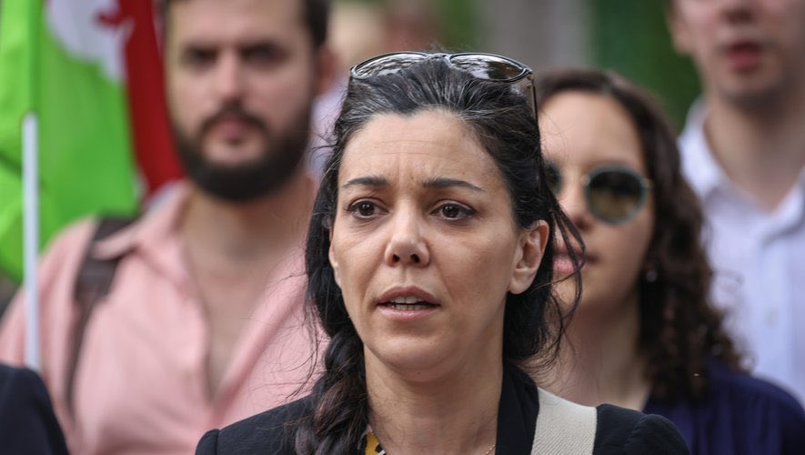 LBleuBlancRouge's tweet photo. 🚨 La députée LFI Sophia Chikirou vient d’être mise en examen pour escroquerie aggravée dans le cadre des comptes de campagne de Jean-Luc Mélenchon. Elle est accusée d’avoir surfacturé des prestations pour le compte d’une société qu’elle dirigeait. Quand c’est LFI, c’est vraiment pourri. 🤷🏻‍♀️