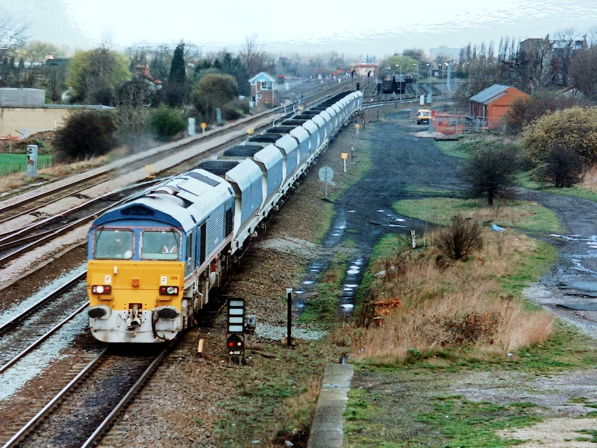 Invermuir's tweet image. 59206 and a shiny 56120 helping to keep the lights on in March 1997 at South Milford. #tmrguk #class56 #grids