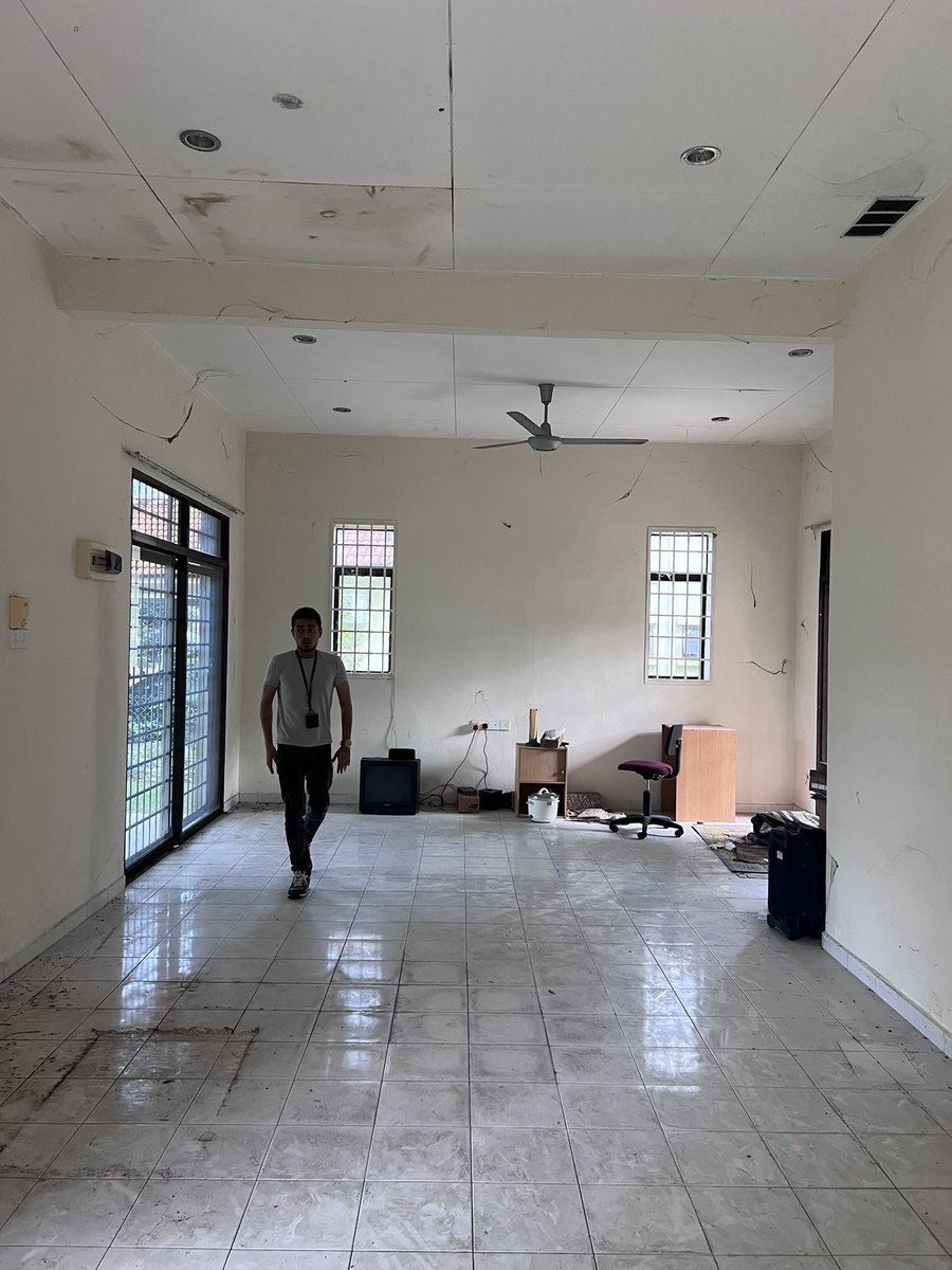 iambenfirdaus's tweet photo. Dr SHAH ALAM ke SG PETANI. Very humble job, owner contact (from X) ntuk furnish his rumah lama kat sg petani. Dia stay KL. Kitorang x pernah jumpa just deal thru wasap, kunci pun amek kat caretaker kat sana. Nothng much but nak bg nafas baru pada rumah yg bertahun kene tinggal. https://t.co/7o6u4EJbtQ