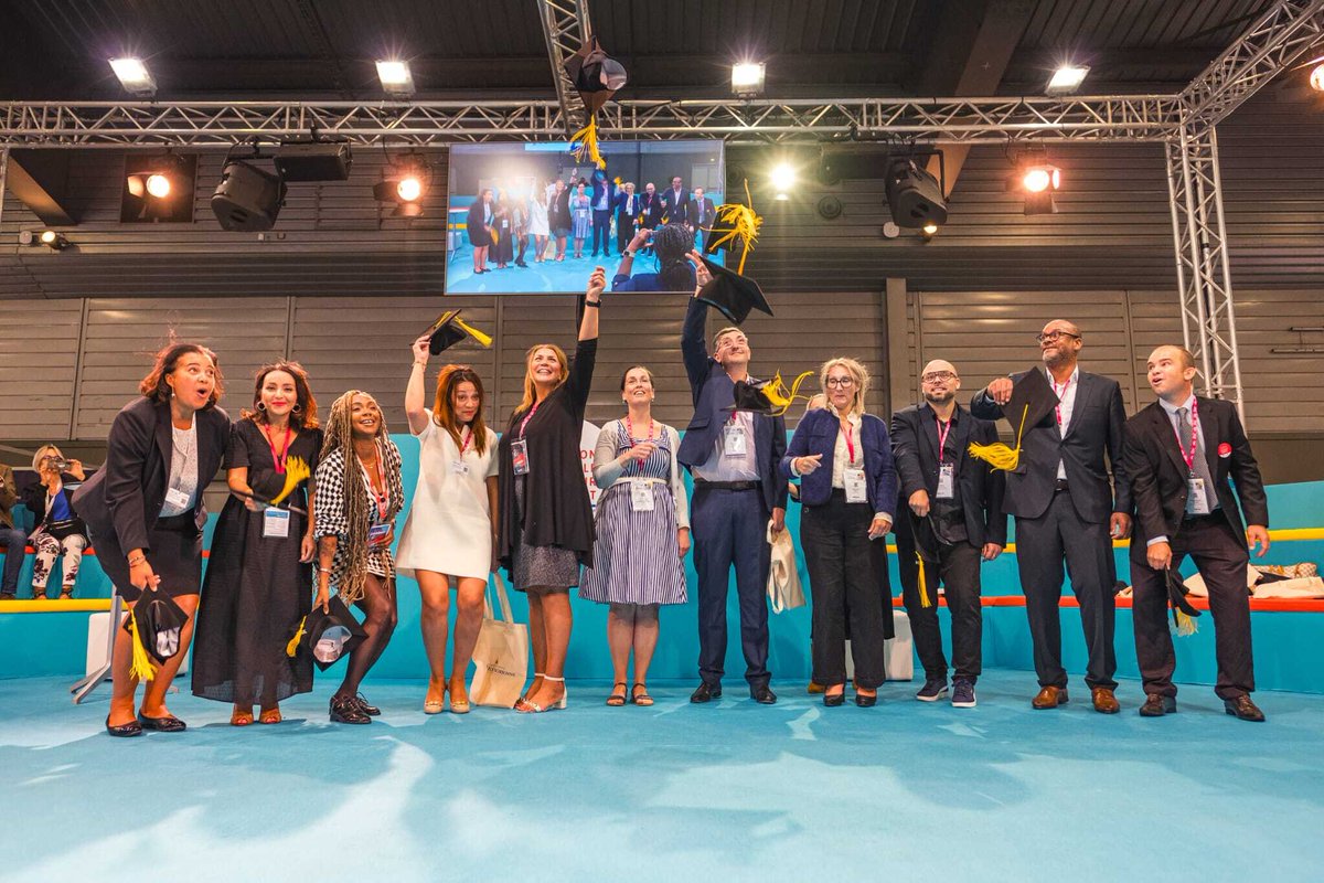 UnionHlm's tweet photo. Le mot de clôture du parrain de cette promotion : "Un mot à ces nouveaux diplômés : gardez le cap ! Avec le logement social, les destins individuels s'accomplissent, la société dans son ensemble progresse." @SergeContat @EmmausHabitat #CongrèsHlm https://t.co/VvRk9WpC9N