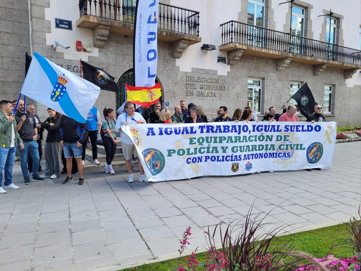 RadioCoruna's tweet photo. 👮‍♀️👮‍♂️Policías Nacionales y Guardias Civiles protestan ante la Delegación del Gobierno en Galicia exigiendo la equiparación salarial con los cuerpos autonómicos

#RadioCoruña #Coruña https://t.co/Ofp25UB4pe
