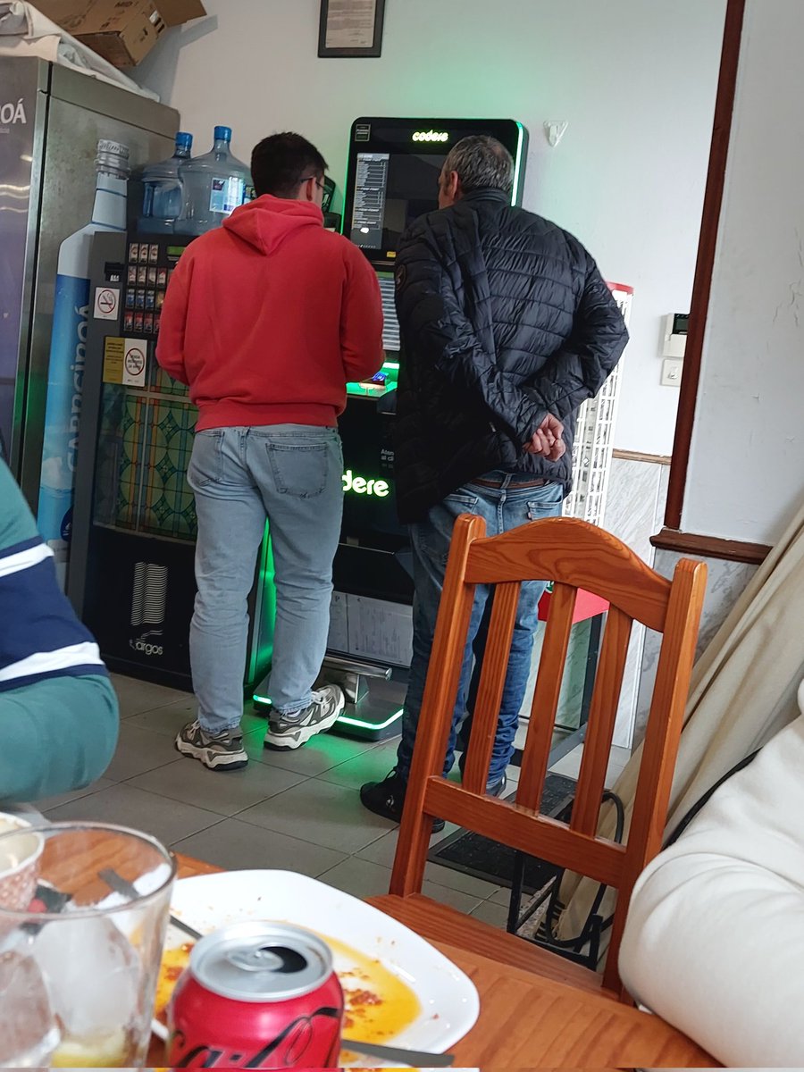nayaa14_'s tweet photo. que bonito es ver a dos generaciones distintas compartir una misma pasión ❤️‍🩹 https://t.co/Nu6qXTXYa5