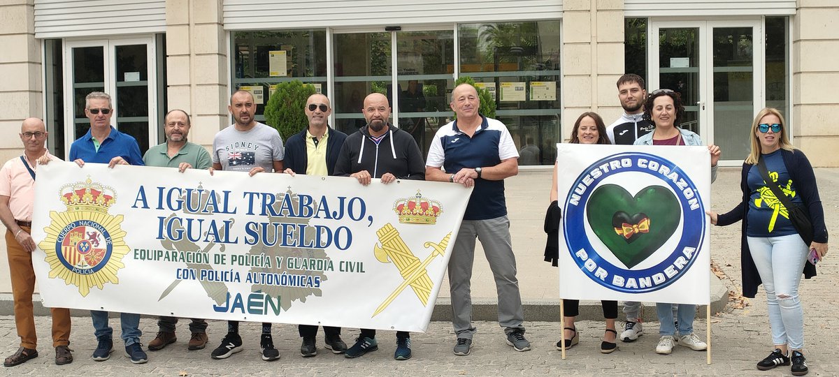 jusapoljaen's tweet photo. #JusapolJaen se concentra en la Subdelegación de #Jaén

👉🏽 Los Motivos? Sobran...

✔️ #EquiparacionYa
✔️ #JubilacionDignaYa
✔️ #ProfesionDeRiesgoYa

⚖️ #IgualdadSalarial para @policia y @guardiacivil

#EquiparacionYa24Sep https://t.co/OeIb6BOmkG