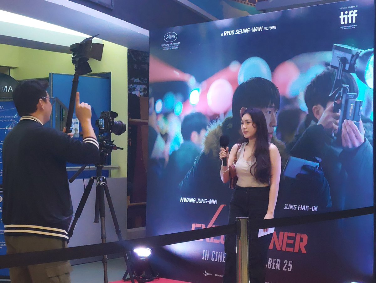 ABS-CBN News (@abscbnnews) on Twitter photo Media and select fans of Jung Hae-in and Hwang Jung-min are invited to an advance screening of action-crime movie "I, The Executioner" on Tuesday.
The film officially opens in Philippine cinemas on Sept. 25. <a href="/WarnerBrosPH/">Warner Bros. Philippines</a> | via <a href="/aprbenjamin/">April Benjamin</a>
Read: news.abs-cbn.com/entertainment/… Media and select fans of Jung Hae-in and Hwang Jung-min are invited to an advance screening of action-crime movie "I, The Executioner" on Tuesday.
The film officially opens in Philippine cinemas on Sept. 25. <a href="/WarnerBrosPH/">Warner Bros. Philippines</a> | via <a href="/aprbenjamin/">April Benjamin</a>
Read: news.abs-cbn.com/entertainment/…