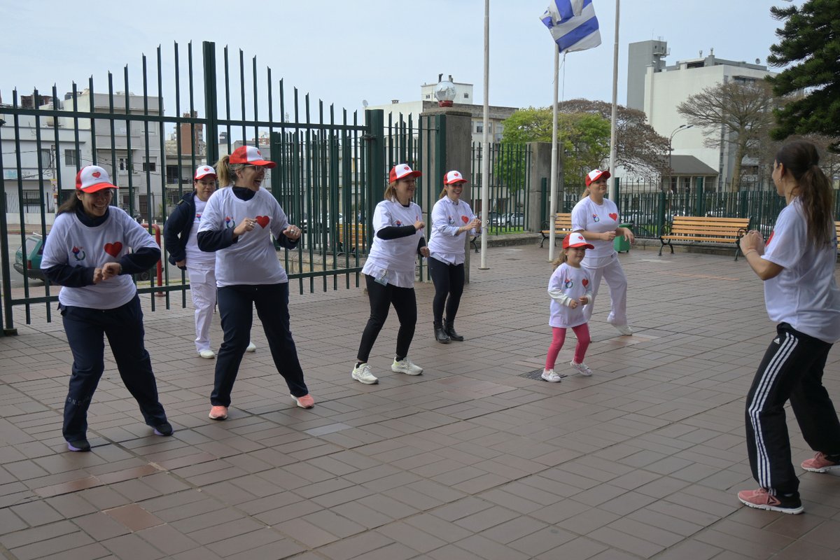 HMilitarUY's tweet photo. El día lunes iniciando el cronograma de actividades por la 𝐒𝐞𝐦𝐚𝐧𝐚 𝐝𝐞𝐥 𝐜𝐨𝐫𝐚𝐳𝐨́𝐧, se realizaron en el hall de entrada por Av. Centenario del HCFFAA, una charla educativa y la distribución de folletería a cargo del servicio de cardiología. #semanadelcorazon https://t.co/7kCHeaHgGq