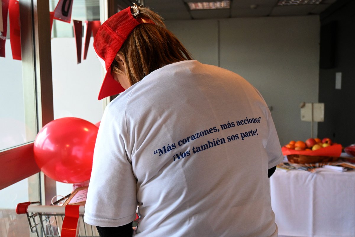 HMilitarUY's tweet photo. El día lunes iniciando el cronograma de actividades por la 𝐒𝐞𝐦𝐚𝐧𝐚 𝐝𝐞𝐥 𝐜𝐨𝐫𝐚𝐳𝐨́𝐧, se realizaron en el hall de entrada por Av. Centenario del HCFFAA, una charla educativa y la distribución de folletería a cargo del servicio de cardiología. #semanadelcorazon https://t.co/7kCHeaHgGq