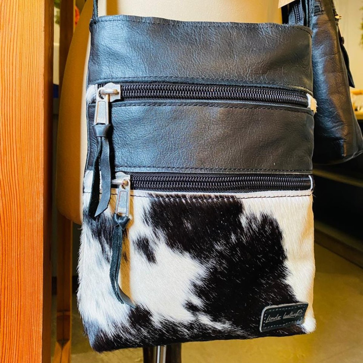 Craft_andDesign's tweet photo. A proudly local range by sustainable Khayelitsha brand Lindo Leather joins the Watershed Design Lab, a CDI X @VandAWaterfront collab supported by BASA. Visit https://t.co/BtuLUO7z2D #CDI #DesignLab #SADesign #VandAWaterfront #BASA #VandAWatershed #Watershed https://t.co/dAZRLsVeaP