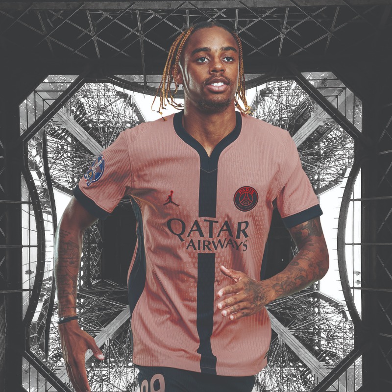 PSG_inside's tweet photo. Le Paris Saint-Germain et Jordan voient « 𝐿𝑎 𝑣𝑖𝑒 𝑒𝑛 𝑟𝑜𝑠𝑒 » avec le nouveau maillot third pour la saison 2024-2025. 👕

#PSGxJordan ✨