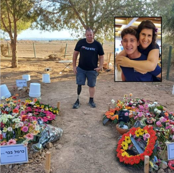 olivia220's tweet photo. #ATTENTION #TEMOIGNAGEPOIGNANT
D'UN #RESCAPE DU #7Octobre
#AvidaBekar a été grièvement blessée lors du massacre du #7Octobre et a perdu "son fils Carmel" et sa "femme Dana" qui ont été assassinés.
Aujourd'hui ils ont été amenés à l'enterrement sur la terre de #Beri, le kibboutz où ils vivaient
#AvidaSeped :
« Tosh, tu étais le centre de la famille, supervisé d'une manière inspirante, avec une approche inclusive envers tout le monde. Vous étiez une enseignante de maternelle, éducatrice et l'ange gardien des enfants Barry. Il n'y a pas de bébé sur le Kibboutz qui ne vous connaissait pas et qui cherchait votre attention dans la salle à manger ou juste sur le trottoir. Les mères sur le Kibboutz vous admiraient, et elles ne vous ont pas juste donné le surnom de "Baby Whisperer", parce qu'elles savaient toujours que Dana allait toujours écouter et essayer de résoudre n'importe quel problème. Dix des enfants dont vous vous occupiez, qui faisaient partie de votre vie, ont été assassinés ce samedi avec vous et le Mali. Depuis le massacre que nous avons vécu, j'essaie de contenir les niveaux de désir qui me submergent chaque jour, toute la journée. Ma famille me manque et la relation incroyable que nous avons construite. Je vous ferai savoir que nous avons affaire au désir en tant que famille unie. Rotem, Nofar et Hadar sont incroyables dans leur affaire, et nous sommes en train de reconstruire notre noyau familial. Rotem a pris votre dévotion, brisant la sensibilité et glorifiant la qualité de la maternité.
« Je réponds à votre dernière demande, et au lieu de vous envoyer surfer au Sri Lanka, je vous cache sur le sol de Barry avec la planche de surf. L'année dernière a été difficile pour nous dans des niveaux que je n'aurais pas pu imaginer. Le désir pour vous, Tosh et Mali, est puissant à chaque instant. Et ensemble avec le désir, nous trouvons la force de continuer. Hadar, Nofar et Rotem sont incroyables et font face à toute la force vitale qui se trouve en eux. Tosh je suis fière de nos enfants Je suis fière de nous. Ce qui me donne la force de me lever le matin c'est la connaissance que tu es en bonne place et que tu ne souffres plus. Dans ta mort tu nous as souhaité une belle vie. l'année dernière j'ai compris qu'il y a des choses finales dans le monde, et donc je fais ce qui est possible, ici et maintenant, car demain n'est pas promis.
#NeverForget
#NeverForgive
#october7th