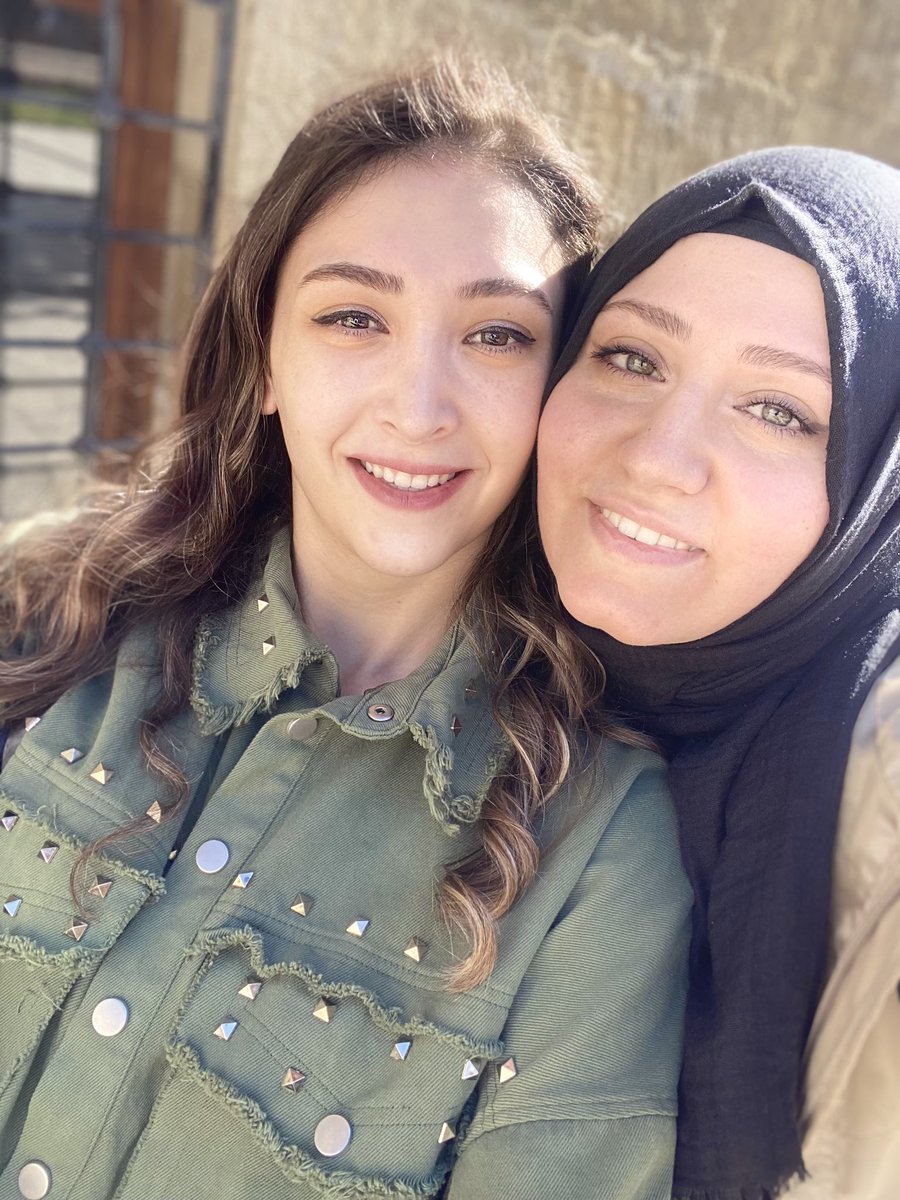 5 yaşındaydım birbirimizin ilk arkadaşıydık sonra mahallemiz ayrıldı okullarımız ayrıldı biz hiç ayrılmadık küçük bi kızken bile hep polis olucam derdin oldun gurur duydum şehit oldun hala çok gururluyum güzel yüzlüm güzel saçlım ilkim dostum seni çok seviyorum #SehitSeydaYılmaz