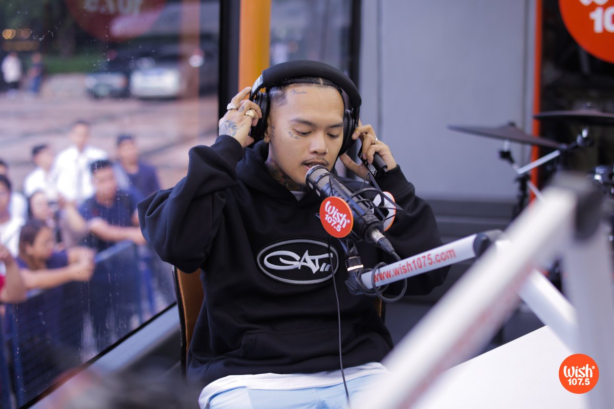 On his comeback Wish Bus performance, Filipino hip-hop artist Apekz rendered his original song, "Blue Dreams" featuring Sica.