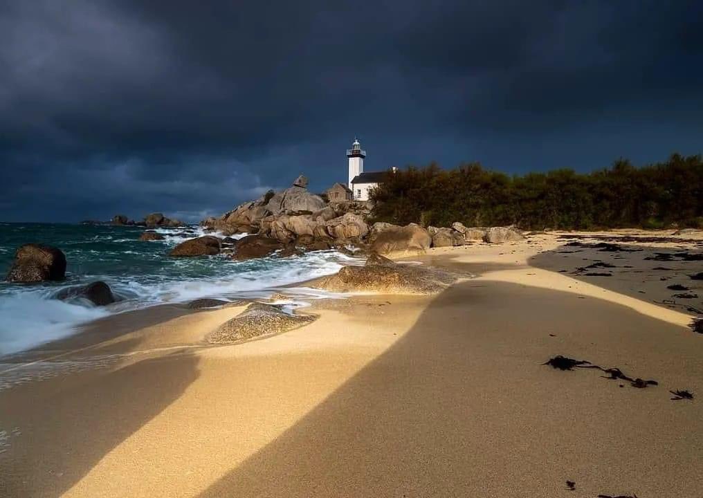 Une lumière de folie au phare de Pontusval.
Qu’il est beau ce petit phare…