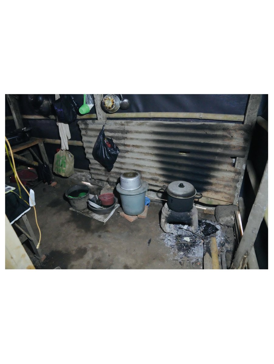 psi_id's tweet photo. Mas Ketum Kaesang mengunjungi rumah seorang warga di Kecamatan Jambe, Kabupaten Tangerang📍✨

Rumah itu sungguh memprihatinkan. Berdinding bambu, dengan atap campuran dedaunan nipah dan bekas spanduk😨😖

Rumah berukuran 3 x 6 meter persegi itu berlantai tanah. Ya, bukan ubin atau plester😔😟

"Di Kabupaten Tangerang kami bukan pengambil kebijakan publik, tapi PSI akan membantu semampunya agar Bu Eva punya rumah yang lebih layak, kami akan perbaiki," kata Mas Ketum.

Bu Eva, sang pemilik rumah, adalah janda beranak dua

"Terima kasih banyak Mas Kaesang. Saya senang banget atas bantuan ini," kata Bu Eva sambil menahan tangis haru🥹🫶🏻

Dalam kunjungan ini, Mas Kaesang didampingi Waketum DPP PSI Bro Andy Budiman, Ketua DPP Bro Kokok Dirgantoro dan Bro Sigit Widodo, Ketua DPW Banten Bro Hafiz Ardianto, serta sejumlah kader lain. Hadir pula Cawabup Tangerang Bro Lerru  Yustira🤗🌹