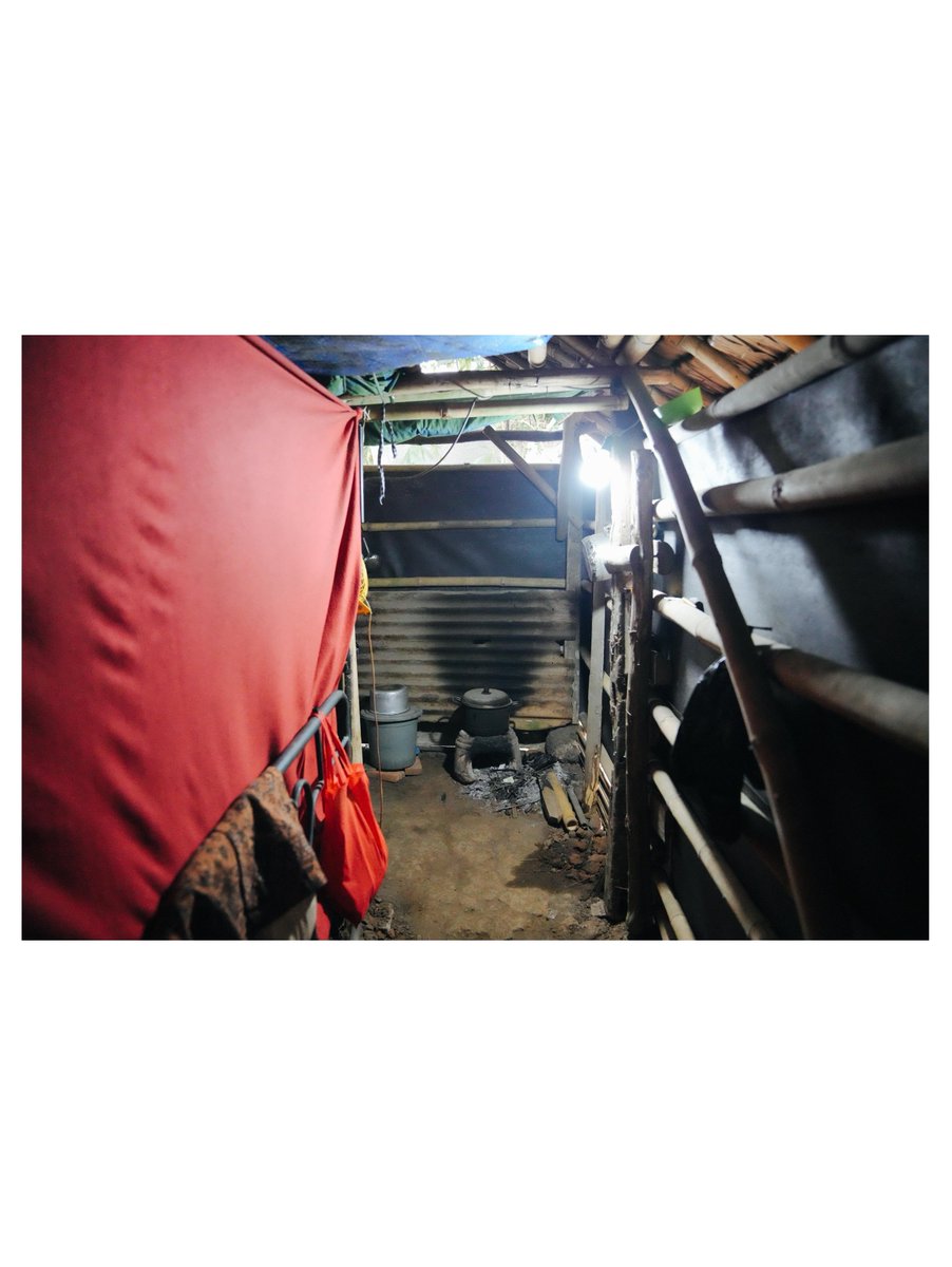 psi_id's tweet photo. Mas Ketum Kaesang mengunjungi rumah seorang warga di Kecamatan Jambe, Kabupaten Tangerang📍✨

Rumah itu sungguh memprihatinkan. Berdinding bambu, dengan atap campuran dedaunan nipah dan bekas spanduk😨😖

Rumah berukuran 3 x 6 meter persegi itu berlantai tanah. Ya, bukan ubin atau plester😔😟

"Di Kabupaten Tangerang kami bukan pengambil kebijakan publik, tapi PSI akan membantu semampunya agar Bu Eva punya rumah yang lebih layak, kami akan perbaiki," kata Mas Ketum.

Bu Eva, sang pemilik rumah, adalah janda beranak dua

"Terima kasih banyak Mas Kaesang. Saya senang banget atas bantuan ini," kata Bu Eva sambil menahan tangis haru🥹🫶🏻

Dalam kunjungan ini, Mas Kaesang didampingi Waketum DPP PSI Bro Andy Budiman, Ketua DPP Bro Kokok Dirgantoro dan Bro Sigit Widodo, Ketua DPW Banten Bro Hafiz Ardianto, serta sejumlah kader lain. Hadir pula Cawabup Tangerang Bro Lerru  Yustira🤗🌹